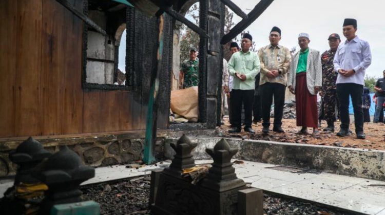 Gus Yasin ini bersama istri, Nawal Arafah Yasin, mengunjungi Masjid Jami’ Jalaluddin Masrosyid Desa Kendel, Kecamatan Kemusu, Kabupaten Boyolali yang terbakar beberapa waktu lalu pada Kamis (26/3/2026) siang. (Foto:Dok.Jatengprov)
