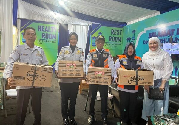 Sejumlah perusahaan turut berpartisipasi dengan membantu logistik bagi pengunjung rest area, seperti menyediakan makan dan minum gratis bagi para pemudik yang singgah. (Foto:Dok.Bojonegorokab)