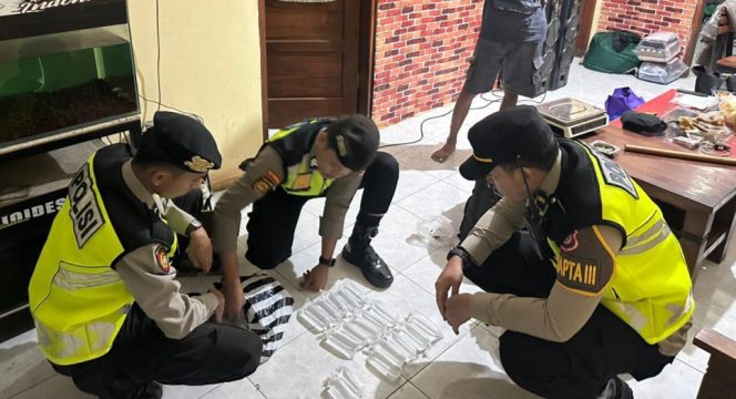 
					Sat Samapta Polres Bantul mengamankan puluhan plastik miras siap edar dalam operasi KRYD, Kamis (5/3). (Foto:Dok.Polres Bantul)
