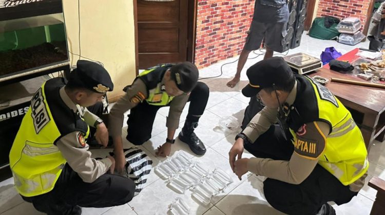 Sat Samapta Polres Bantul mengamankan puluhan plastik miras siap edar dalam operasi KRYD, Kamis (5/3). (Foto:Dok.Polres Bantul)
