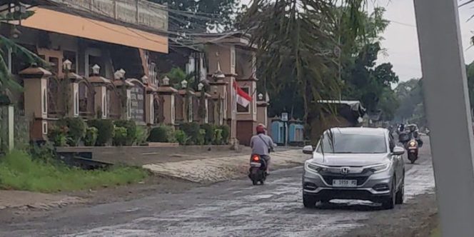 
					Perbaikan jalan provinsi ini mulai dilakukan seiring membaiknya cuaca dalam beberapa hari terakhir. (Foto:Dok.Jeparakab)
