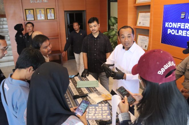 
					Kaur Bin Ops Satresnarkoba Polres Bantul,Ipda Windarto menjelaskan bahwa penangkapan ini bermula dari informasi masyarakat mengenai adanya aktivitas mencurigakan di daerah Ngoto, Bangunharjo, Sewon. (Foto:Dok. Polres Bantul)
