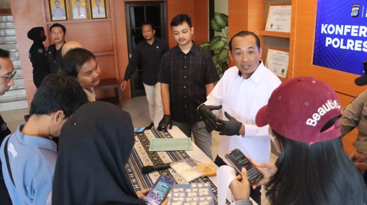 Kaur Bin Ops Satresnarkoba Polres Bantul,Ipda Windarto menjelaskan bahwa penangkapan ini bermula dari informasi masyarakat mengenai adanya aktivitas mencurigakan di daerah Ngoto, Bangunharjo, Sewon. (Foto:Dok. Polres Bantul)
