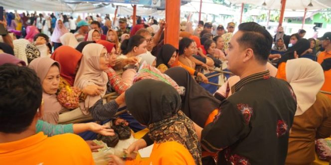 
					Bupati Jepara, H. Witiarso Utomo, hadir langsung membuka kegiatan pasar murah bersama Wakil Bupati Jepara Muhammad Ibnu Hajar, jajaran Forum Koordinasi Pimpinan Daerah (Forkopimda), serta sejumlah kepala perangkat daerah lainnya. (Foto:Dok.Jeparakab)
