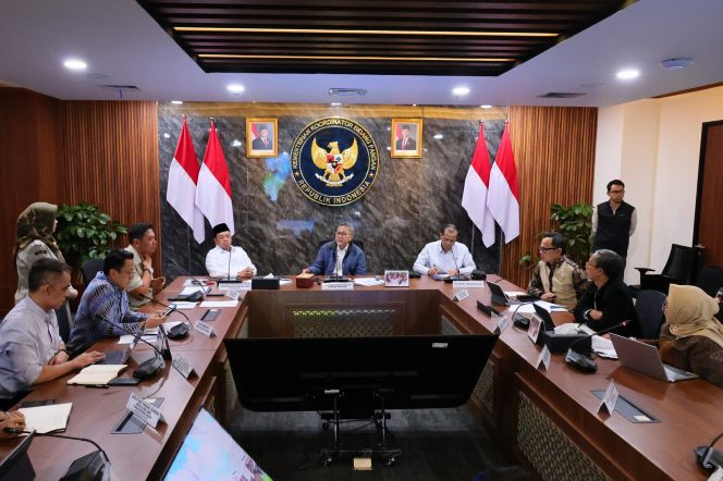 
					Menteri Nusron dalam Rapat Koordinasi (Rakor) lanjutan Tim Terpadu Pengendalian Alih Fungsi Lahan Sawah, di Kantor Kementerian Koordinator (Kemenko) Bidang Pangan, Jakarta, Kamis (12/03/2026). (Foto:Dok.ATR/BPN)
