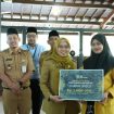 Bupati Demak Eisti’anah menyerahkan bantuan ke salah satu hafizah, di Pendopo Satya Bhakti Praja, Senin (16/3/2026). (Foto:Dok. Demakkab)
