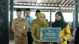 Bupati Demak Eisti’anah menyerahkan bantuan ke salah satu hafizah, di Pendopo Satya Bhakti Praja, Senin (16/3/2026). (Foto:Dok. Demakkab)
