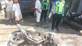 Sebuah sepeda motor menabrak rak bensin eceran hingga mengakibatkan tiga orang mengalami luka bakar serius. (Foto:Dok.Polres Pekalongan)
