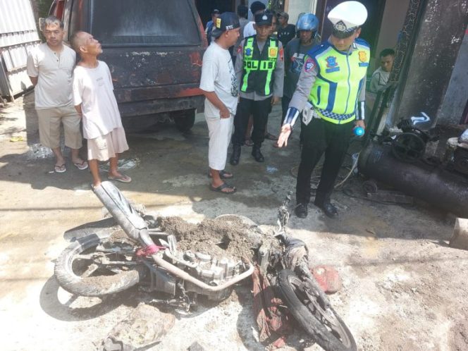
					Sebuah sepeda motor menabrak rak bensin eceran hingga mengakibatkan tiga orang mengalami luka bakar serius. (Foto:Dok.Polres Pekalongan)
