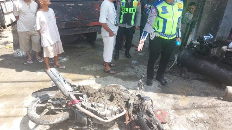Sebuah sepeda motor menabrak rak bensin eceran hingga mengakibatkan tiga orang mengalami luka bakar serius. (Foto:Dok.Polres Pekalongan)

