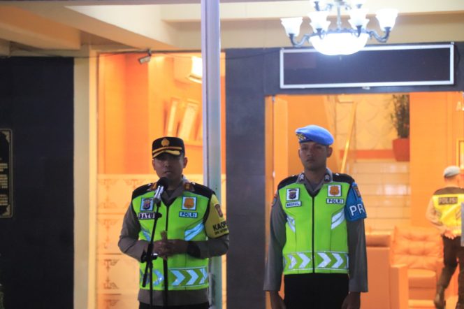 
					Kapolres Bantul AKBP Bayu saat memimpin apel pengamanan malam takbiran di halaman Mapolres Bantul, Kamis (19/3/2026). (Foto:Dok.Polres Bantul)
