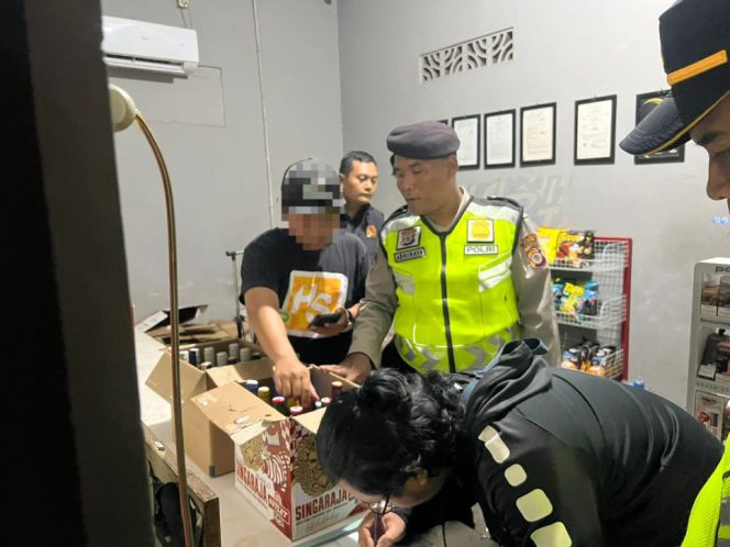 
					Petugas menyasar sejumlah titik rawan, mulai dari praktik hiburan tak berizin hingga peredaran minuman keras (miras). (Dok.Polres Bantul)
