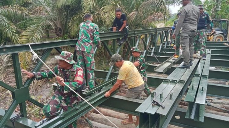 Kodim 0207/Simalungun bersama Yonzipur 1/DD menuntaskan pembangunan jembatan modular di Huta Sagala Toruan, Desa Marihat Raja, Kecamatan Dolok Panribuan, Kabupaten Simalungun, Rabu (25/3/2026). (Dok. Dispenad)
