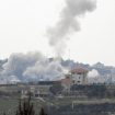 Foto: Asap mengepul setelah serangan Israel, di tengah meningkatnya permusuhan antara Israel dan Hizbullah, seiring berlanjutnya konflik AS-Israel dengan Iran, di Lebanon selatan, Minggu (29/3/2026). (REUTERS/Stringer)