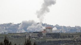 Foto: Asap mengepul setelah serangan Israel, di tengah meningkatnya permusuhan antara Israel dan Hizbullah, seiring berlanjutnya konflik AS-Israel dengan Iran, di Lebanon selatan, Minggu (29/3/2026). (REUTERS/Stringer)