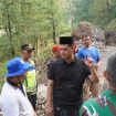 Menurut Bupati Witiarso, selain membersihkan material longsoran yang menutup badan jalan, pihaknya juga fokus pembukaan jalur baru menuju Desa Tempur. (Foto:Dok.Jeparakab)