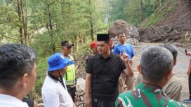 Menurut Bupati Witiarso, selain membersihkan material longsoran yang menutup badan jalan, pihaknya juga fokus pembukaan jalur baru menuju Desa Tempur. (Foto:Dok.Jeparakab)