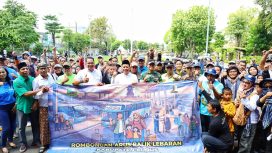 Bupati Kudus Sam’ani Intakoris bersama jajaran Forkopimda melepas sekitar 300 perantau yang diberangkatkan menggunakan enam bus menuju berbagai daerah tujuan. (Foto:Dok.Kuduskab)