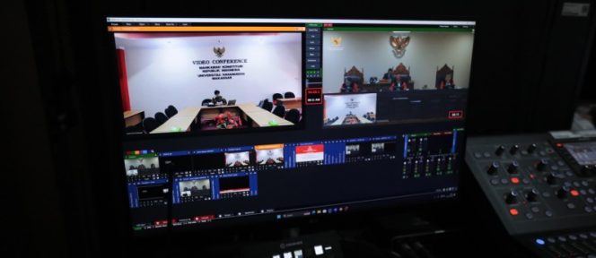 
					Pemohon menyampaikan dalil-dalilnya secara daring melalui mini court room Mahkamah Konstitusi di Fakultas Hukum Universitas Hasanuddin. (Foto:Dok. MKRI)
