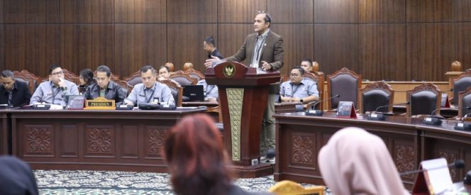 
					Wakil Menteri Hukum RI Edward Omar Sharif Hiariej mewakili Pemerintah menyampaikan keterangan Presiden/pemerintah dalam sidang pengujian Undang-Undang Kitab Undang-Undang Hukum Pidana (UU KUHP) di Ruang Sidang Pleno Mahkamah Konstitusi (MK). (Foto:Dok. MKRI)
