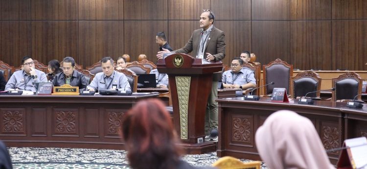 Wakil Menteri Hukum RI Edward Omar Sharif Hiariej mewakili Pemerintah menyampaikan keterangan Presiden/pemerintah dalam sidang pengujian Undang-Undang Kitab Undang-Undang Hukum Pidana (UU KUHP) di Ruang Sidang Pleno Mahkamah Konstitusi (MK). (Foto:Dok. MKRI)
