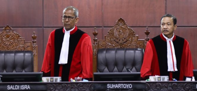 
					Ketua MK Suhartoyo dan Wakil Ketua MK Saldi Isra memasuki ruang sidang pengujian Undang-Undang Nomor 20 Tahun 2025 tentang Kitab Undang-Undang Hukum Acara Pidana, Jumat (13/03) di Ruang Sidang MK. (Foto: Humas/Ifa/MKRI)
