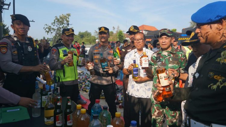 Polres Pekalongan Kota musnahkan ribuan miras hasil Operasi Pekat bulan Ramadan. (Foto:Dok.TKP Pekalongankota)

