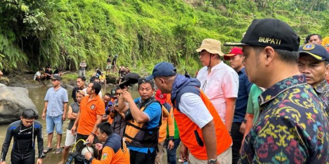 
					Proses pencarian dan evakuasi dilakukan oleh BPBD Jepara dan tim gabungan yang dipantau langsung oleh Bupati Jepara, Witiarso Utomo. (Foto:Dok.Jeparakab)
