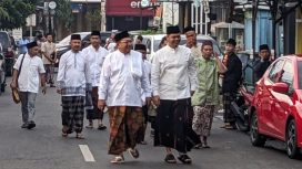 Bupati Jepara H. Witiarso Utomo berangkat Shalat Idul Fitri 1 Syawal 1447 H di Masjid Al – Falah Desa Margoyoso Kecamatan Kalinyamatan Jepara, Sabtu (21/3/2026). (Foto:Dok.Jeparakab)
