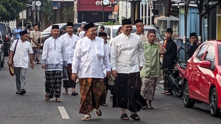 Bupati Jepara H. Witiarso Utomo berangkat Shalat Idul Fitri 1 Syawal 1447 H di Masjid Al – Falah Desa Margoyoso Kecamatan Kalinyamatan Jepara, Sabtu (21/3/2026). (Foto:Dok.Jeparakab)
