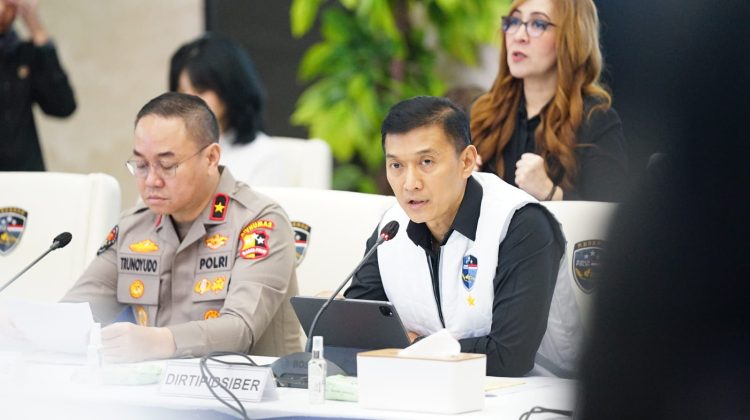 Direktorat Tindak Pidana Siber Bareskrim Polri melaksanakan eksekusi terhadap harta kekayaan hasil tindak pidana pencucian uang (TPPU) yang berasal dari aktivitas perjudian online dan menyerahkan hasil objek eksekusi terhadap harta yang dirampas untuk negara. (Foto:Dok.Humas Polri)
