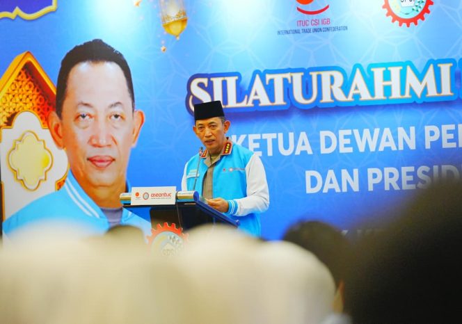 
					Kapolri Jenderal Listyo Sigit Prabowo saat Silaturahmi Ramadan dengan DPD KSPSI Jawa Barat di PT NOK, pada Jumat (6/3) sore. (Foto:Dok.Humas Polri)
