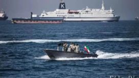 Tentara Iran berpatroli di Selat Hormuz, Iran selatan, Selasa (30/4/2029). ANTARA/Xinhua - Ahmad Halabisaz