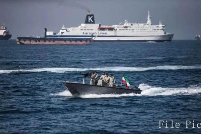 
					Tentara Iran berpatroli di Selat Hormuz, Iran selatan, Selasa (30/4/2029). ANTARA/Xinhua - Ahmad Halabisaz