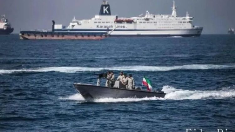 Tentara Iran berpatroli di Selat Hormuz, Iran selatan, Selasa (30/4/2029). ANTARA/Xinhua - Ahmad Halabisaz