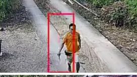 Dalam video yang beredar di media sosial, aksi brutal pelaku yang diduga ODGJ menyerang warga dengan menggunakan sebilah parang. (Kolase:Tangkap Layar Video CCTV)
