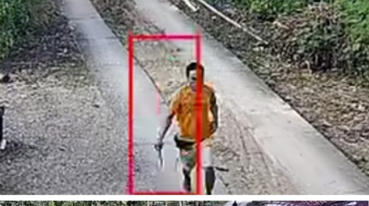 Dalam video yang beredar di media sosial, aksi brutal pelaku yang diduga ODGJ menyerang warga dengan menggunakan sebilah parang. (Kolase:Tangkap Layar Video CCTV)
