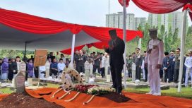 Mantan Menhan Juwono Sudarsono dimakamkan secara militer di TMP Kalibata, Jakarta hari ini. Prosesi dihadiri sejumlah tokoh nasional dan keluarga. - Antara.