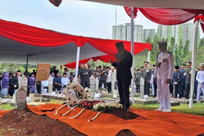 
					Mantan Menhan Juwono Sudarsono dimakamkan secara militer di TMP Kalibata, Jakarta hari ini. Prosesi dihadiri sejumlah tokoh nasional dan keluarga.  - Antara.