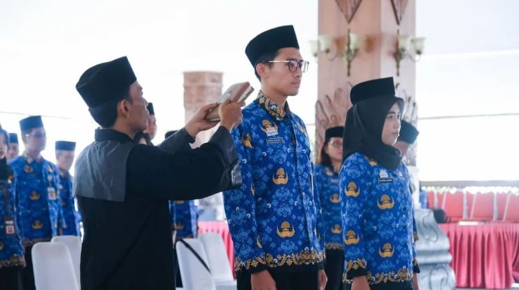 18 CPNS di lingkungan Pemerintah Kota Magelang resmi diambil sumpah sebagai Pegawai Negeri Sipil (PNS) oleh Wali Kota Magelang Damar Prasetyono, di Pendopo Pengabdian, Selasa (17/3/2026). (Foto:Dok.Pemkot Magelang)
