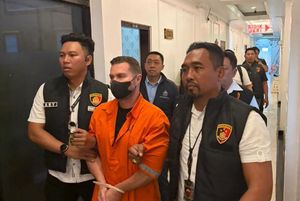 Penangkapan Steven Lyons (45) oleh tim gabungan Divisi Hubungan Internasional (Hubinter) Polri, Polda Bali, dan pihak Imigrasi di Bandara Internasional Bandara Internasional I Gusti Ngurah Rai pada Sabtu (28/3/2026) sekitar pukul 11.58 Wita, tak lama setelah yang bersangkutan tiba di Indonesia. (Dok.Humas Polri)

