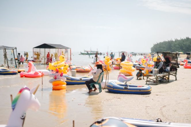 
					Karangjahe Beach (KJB) menjadi destinasi wisata unggulan yang paling diminati, selama periode libur Idulfitri 2026. (Foto:Dok.Rembangkab)
