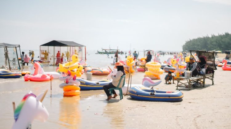 Karangjahe Beach (KJB) menjadi destinasi wisata unggulan yang paling diminati, selama periode libur Idulfitri 2026. (Foto:Dok.Rembangkab)
