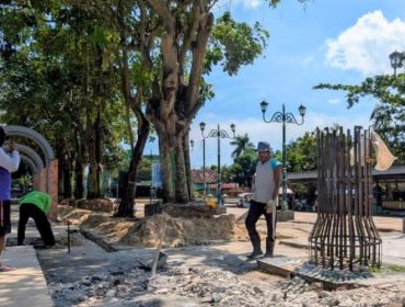 DPUTARU Rembang mulai melakukan perbaikan sementara pada sejumlah titik kerusakan di kawasan alun-alun Rembang, khususnya di sisi timur. (Dok.Rembangkab)
