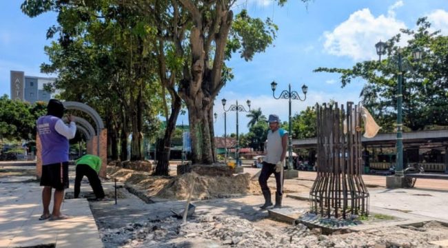 DPUTARU Rembang mulai melakukan perbaikan sementara pada sejumlah titik kerusakan di kawasan alun-alun Rembang, khususnya di sisi timur. (Dok.Rembangkab)
