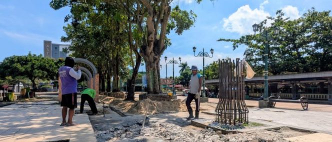 
					DPUTARU Rembang mulai melakukan perbaikan sementara pada sejumlah titik kerusakan di kawasan alun-alun Rembang, khususnya di sisi timur. (Dok.Rembangkab)
