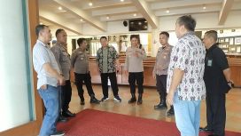 Polsek Kebon Jeruk bersama Binmas Kelurahan Kedoya Utara melaksanakan kegiatan assessment kesiapan pengamanan di Gereja Santo Andreas di Perumahan Green Garden, Kedoya Utara, Kebon Jeruk, Jakarta Barat, pada Rabu (1/4/2026). (Foto:ash)

