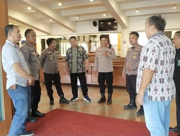 Polsek Kebon Jeruk bersama Binmas Kelurahan Kedoya Utara melaksanakan kegiatan assessment kesiapan pengamanan di Gereja Santo Andreas di Perumahan Green Garden, Kedoya Utara, Kebon Jeruk, Jakarta Barat, pada Rabu (1/4/2026). (Foto:ash)

