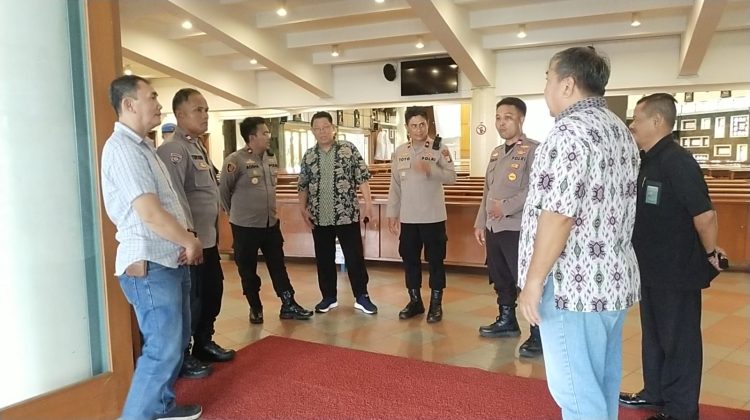Polsek Kebon Jeruk bersama Binmas Kelurahan Kedoya Utara melaksanakan kegiatan assessment kesiapan pengamanan di Gereja Santo Andreas di Perumahan Green Garden, Kedoya Utara, Kebon Jeruk, Jakarta Barat, pada Rabu (1/4/2026). (Foto:ash)

