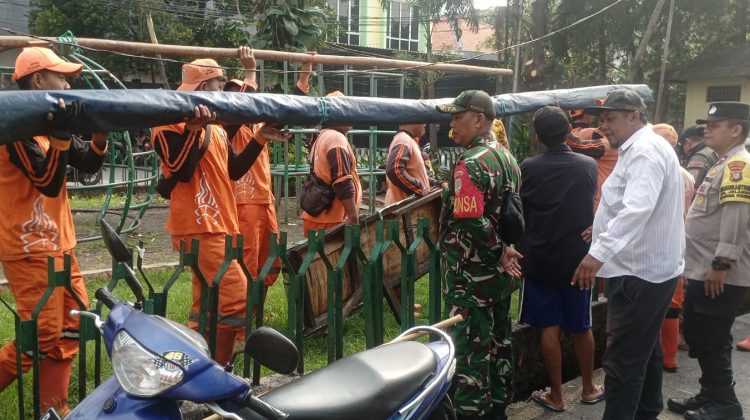 Penertiban pedagang kaki lima (PKL) di wilayah RW 02, Kelurahan Jelambar, Kecamatan Grogol Petamburan, Jakarta Barat, Kamis (2/4/2026). (Foto:Ash)

